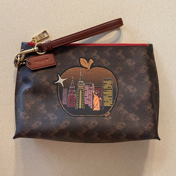 Coach Charlie Pouch In Signature Canvas With Big Apple Skyline NWOT - Picture 1 of 7